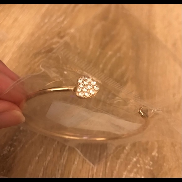 BNWOT Heart Bangle - Picture 2 of 2